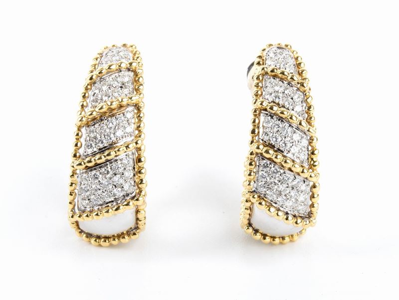 Paio di orecchini in oro e diamanti