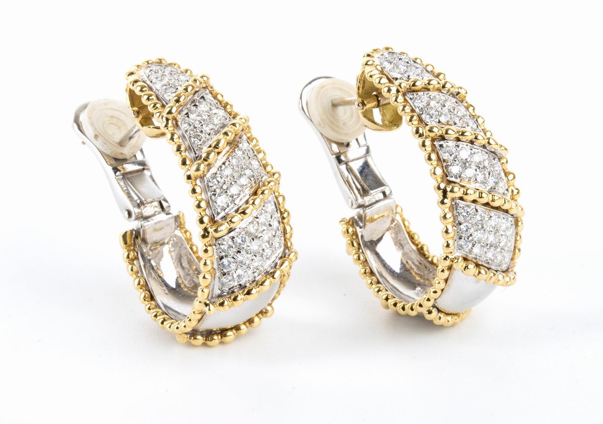 Paio di orecchini in oro e diamanti