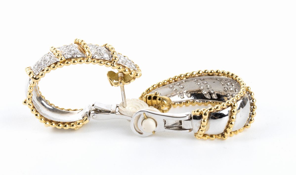 Paio di orecchini in oro e diamanti