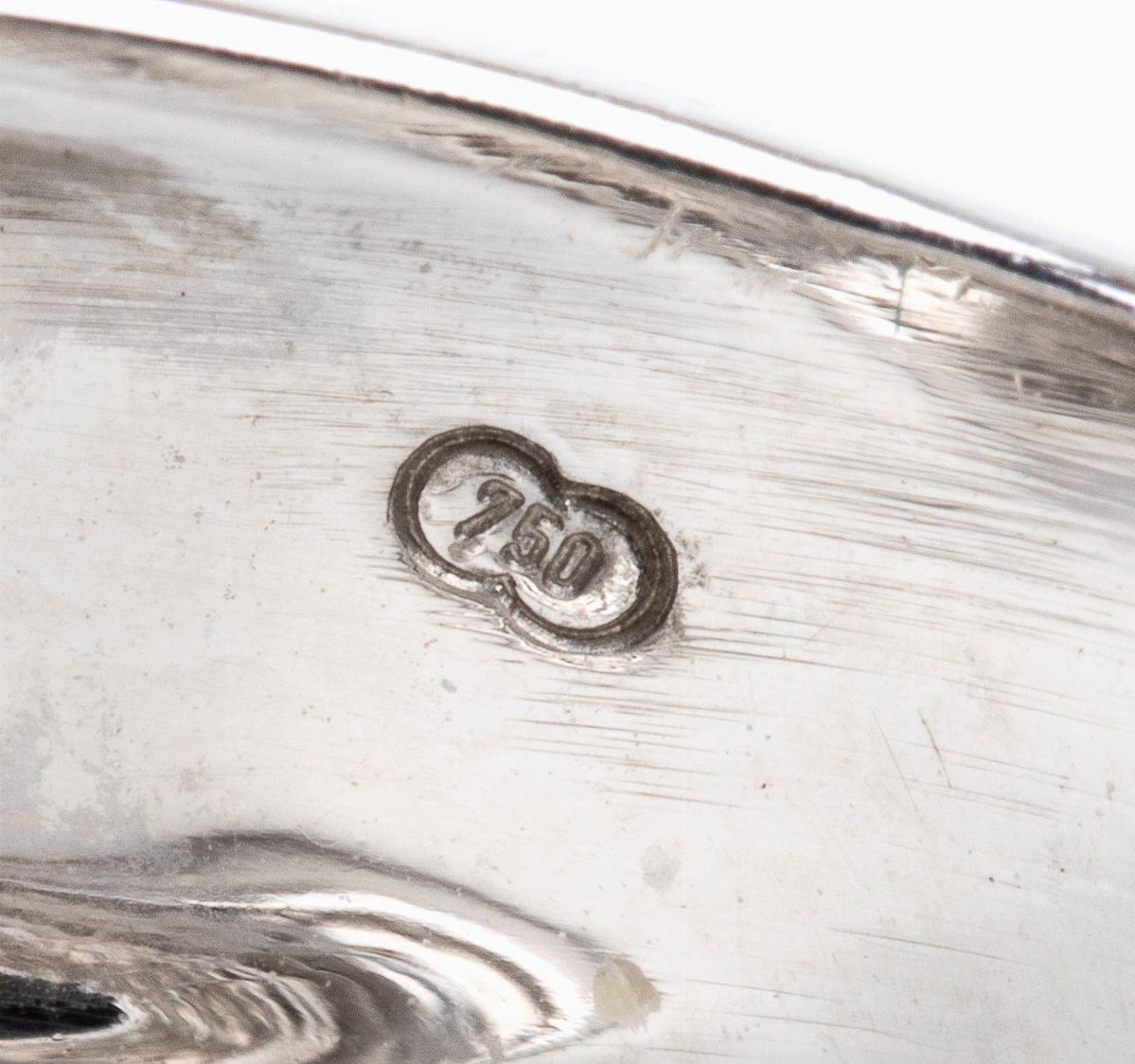 Anello in oro con pavé di diamanti