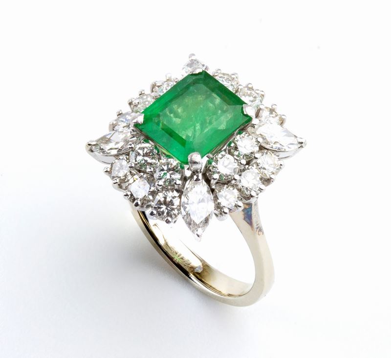 Anello in oro con smeraldo e diamanti