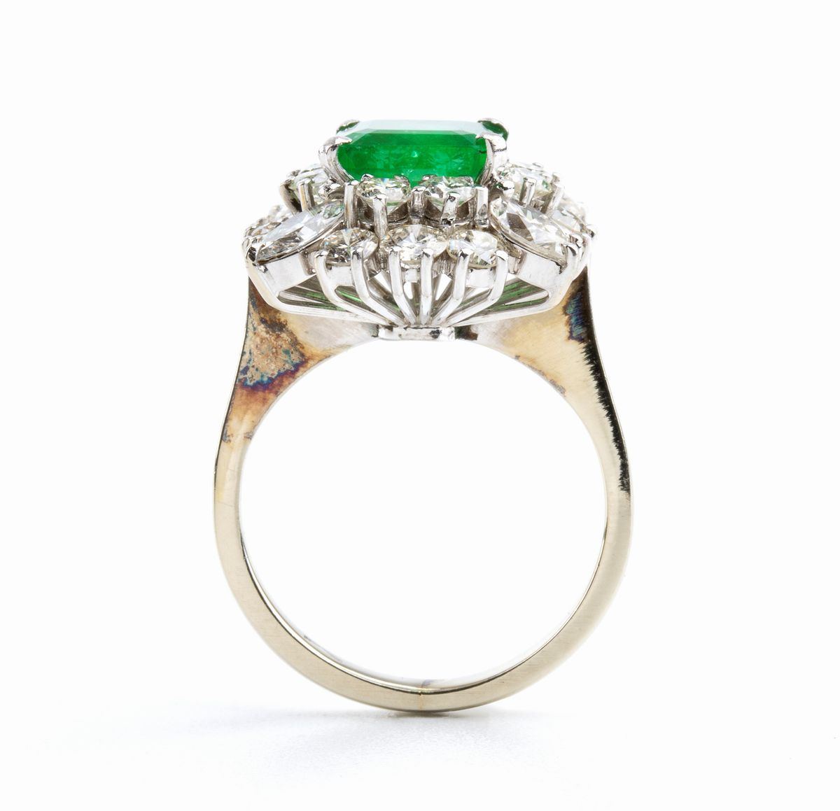 Anello in oro con smeraldo e diamanti