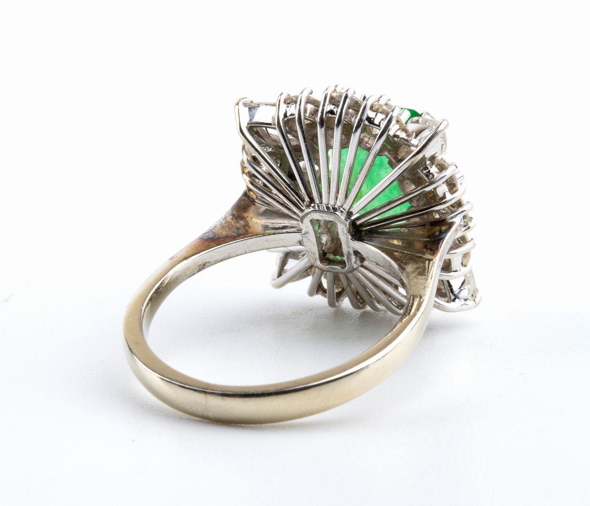 Anello in oro con smeraldo e diamanti