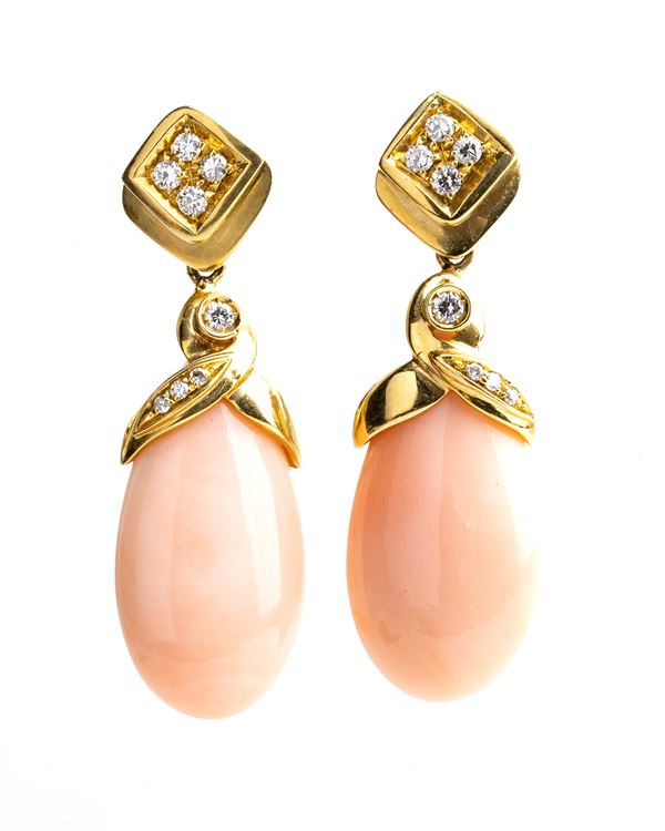 Paio di orecchini pendenti in oro con corallo cerasuolo e diamanti