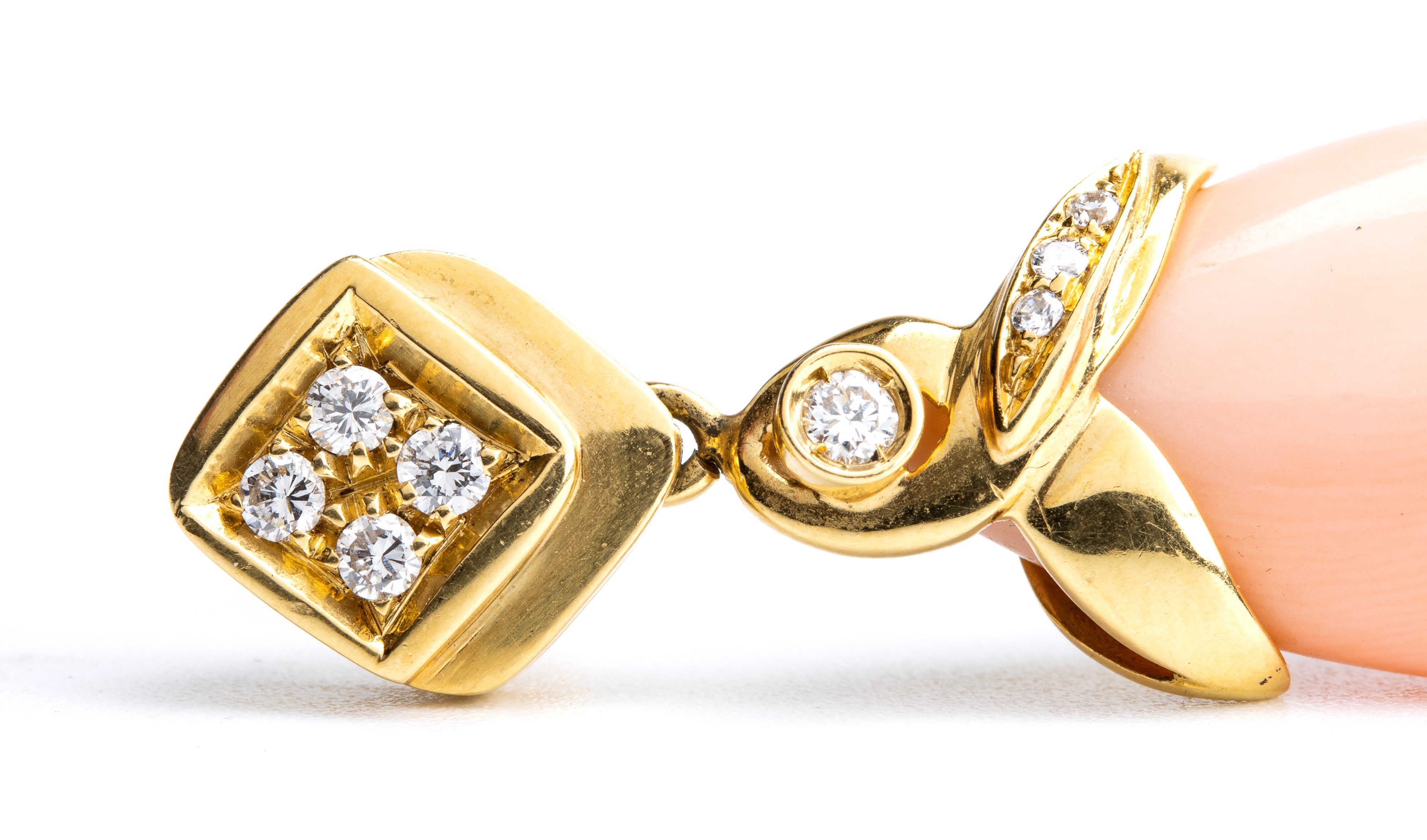 Paio di Orecchini Pendenti in Oro con Corallo Cerasuolo e Diamanti