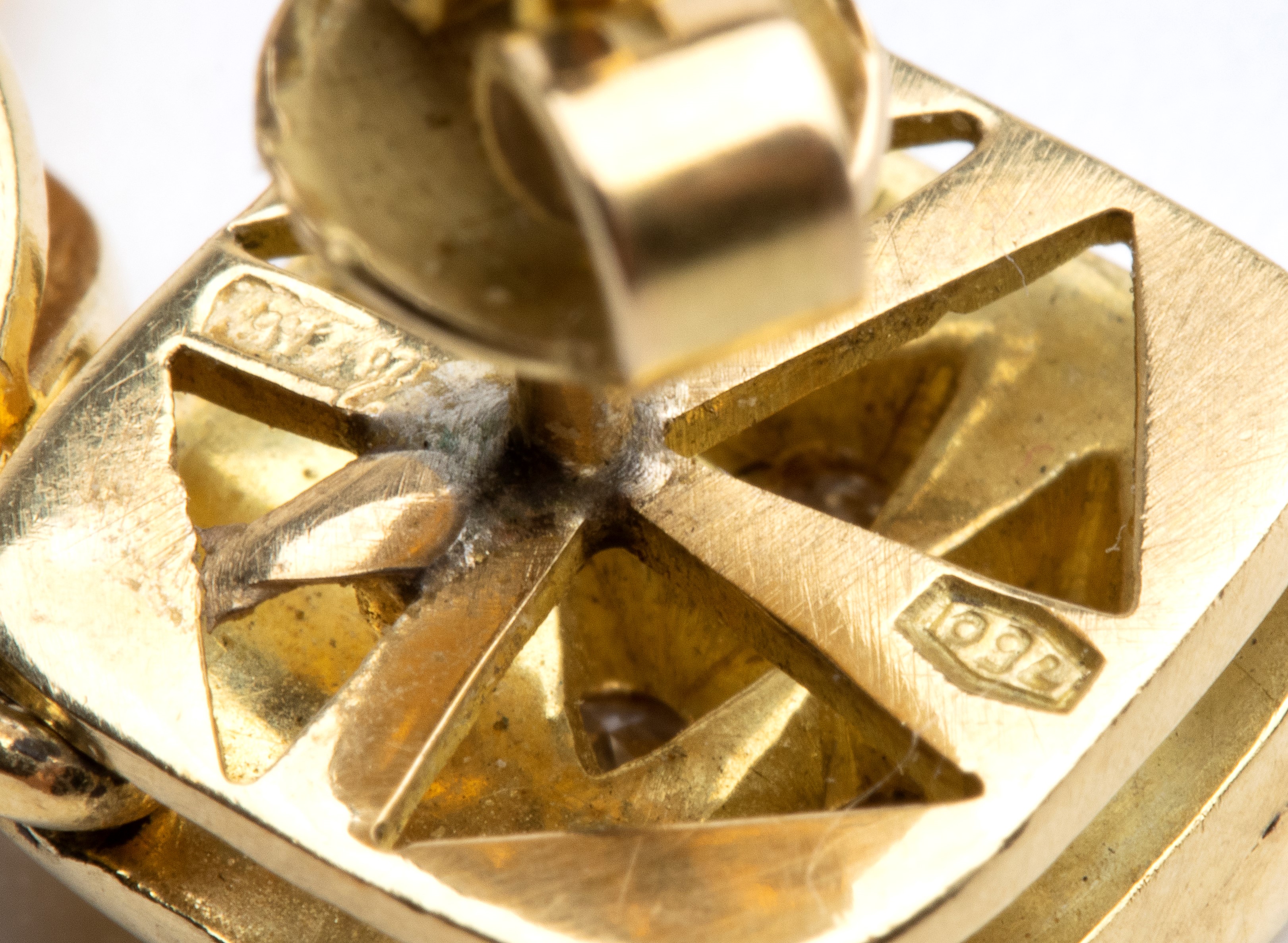 Paio di Orecchini Pendenti in Oro con Corallo Cerasuolo e Diamanti
