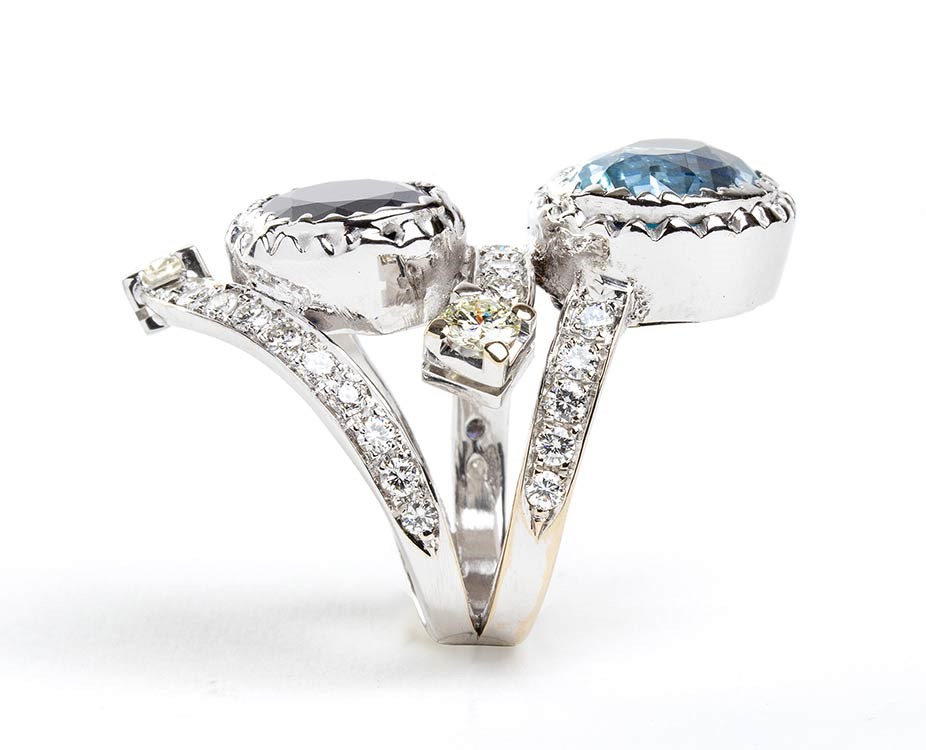 Anello contrariè in oro con zaffiro, acquamarina e diamanti