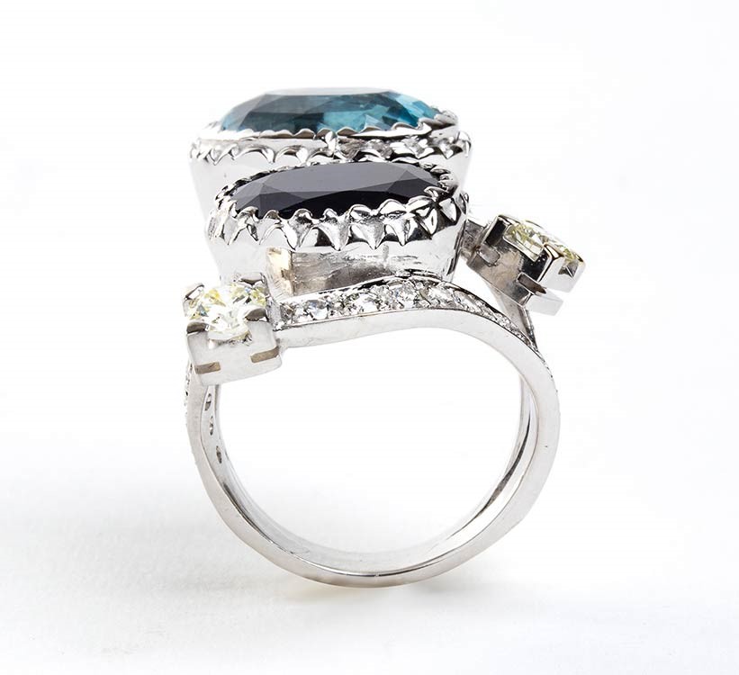 Anello contrariè in oro con zaffiro, acquamarina e diamanti