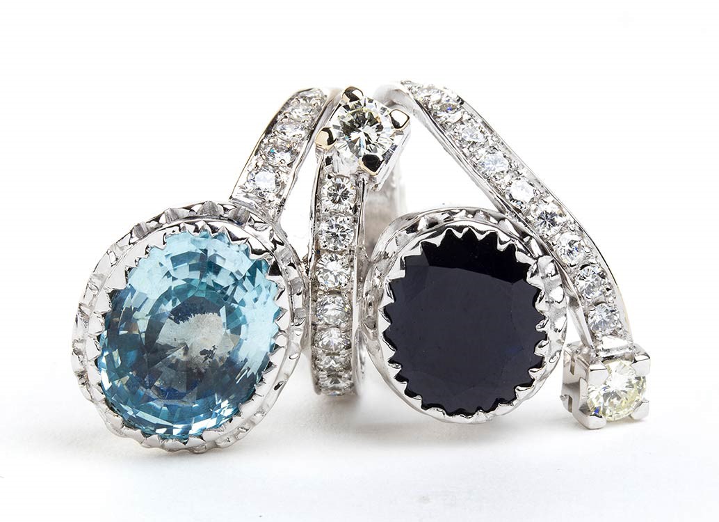 Anello contrariè in oro con zaffiro, acquamarina e diamanti