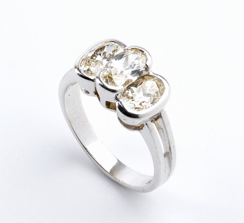 Anello trilogy con diamanti ovali