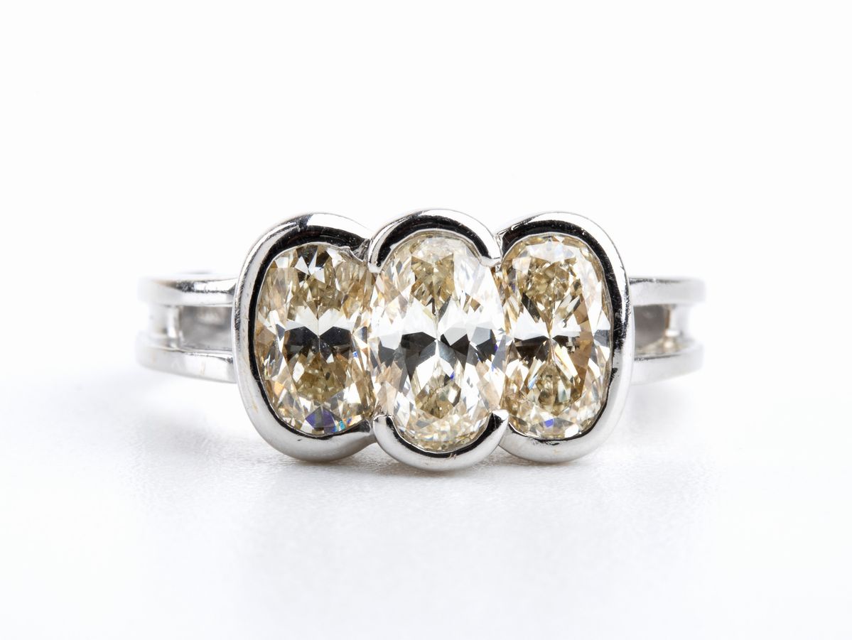 Anello trilogy con diamanti ovali