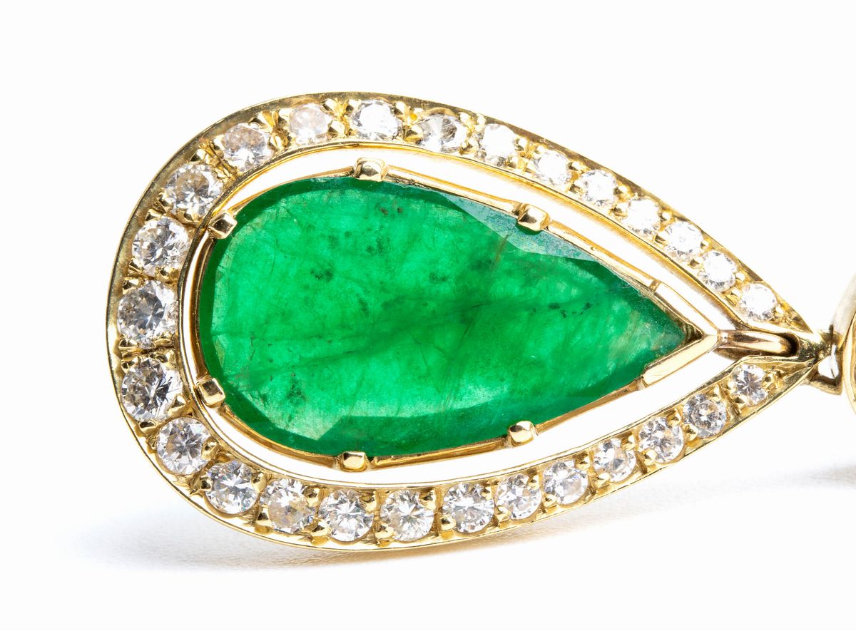 Paio di orecchini pendenti in oro giallo con smeraldi e diamanti