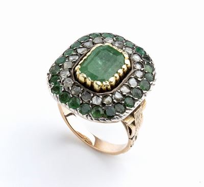 Anello in Oro ed Argento con Diamanti e Smeraldi