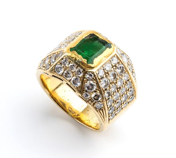 Anello a fascia in oro con smeraldo e diamanti   