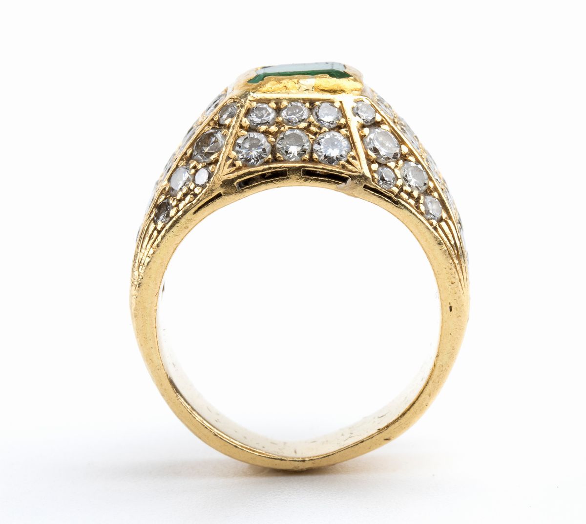 Anello a fascia in oro con smeraldo e diamanti