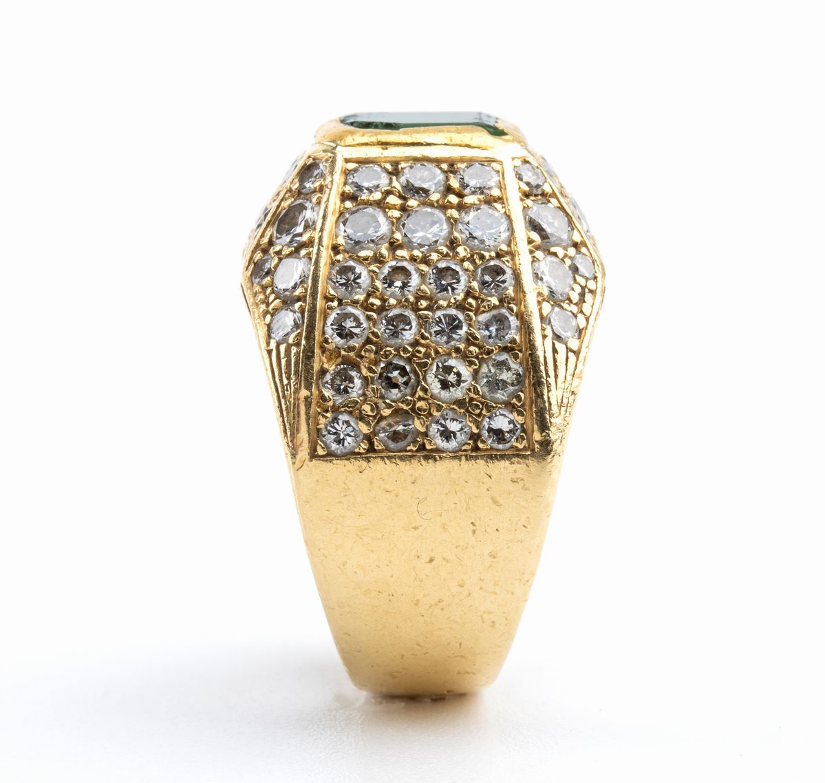 Anello a fascia in oro con smeraldo e diamanti