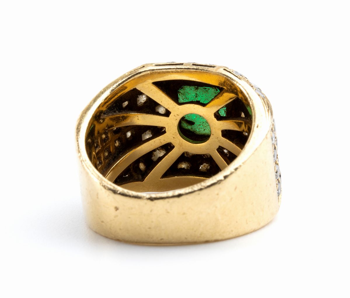 Anello a fascia in oro con smeraldo e diamanti