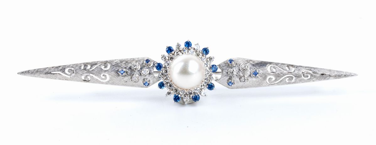 Demi - parure composta da una spilla ed un paio di orecchini con perle, diamanti e zaffiri