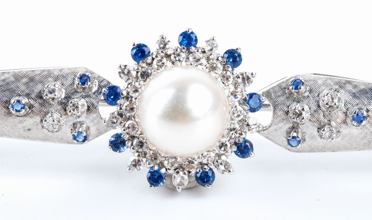 Demi - parure composta da una spilla ed un paio di orecchini con perle, diamanti e zaffiri