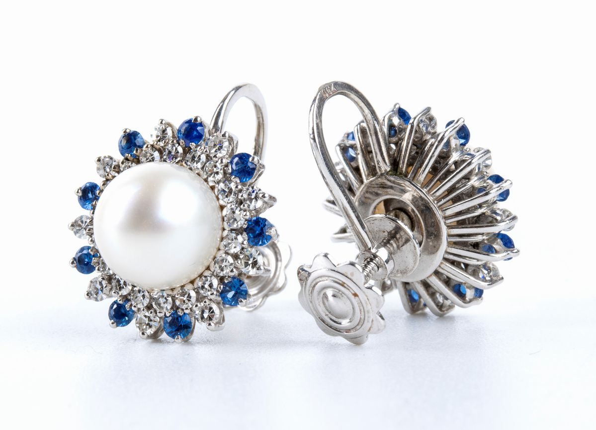 Demi - parure composta da una spilla ed un paio di orecchini con perle, diamanti e zaffiri