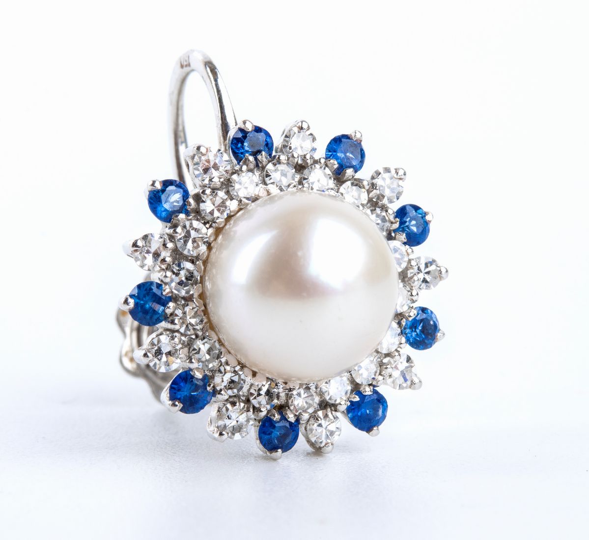 Demi - parure composta da una spilla ed un paio di orecchini con perle, diamanti e zaffiri