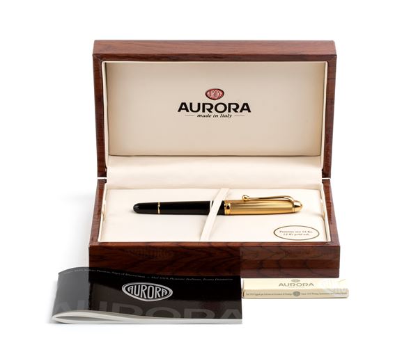 AURORA: penna stilografica con pennino in oro 14K
