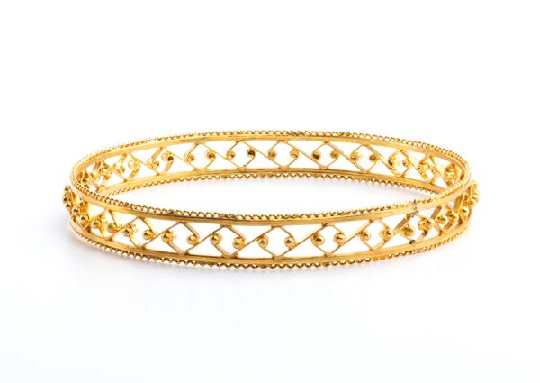 Rigid golden bracelet