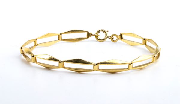 Gold bracelet with rhombus links