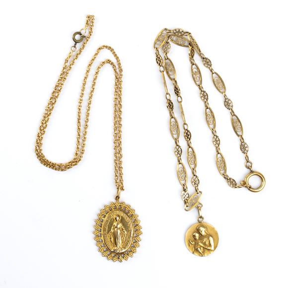 Due girocolli in oro con medaglie a motivi religiosi