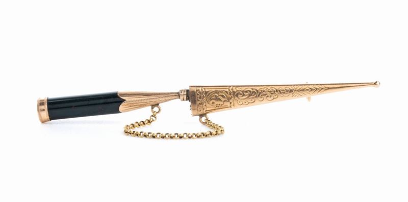 Spilla in Oro e Smalti a Forma di Coltello Storico "vendetta Corsa".