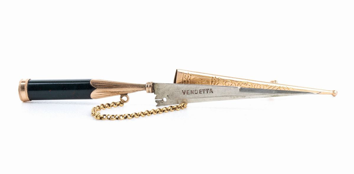Spilla in Oro e Smalti a Forma di Coltello Storico "vendetta Corsa".
