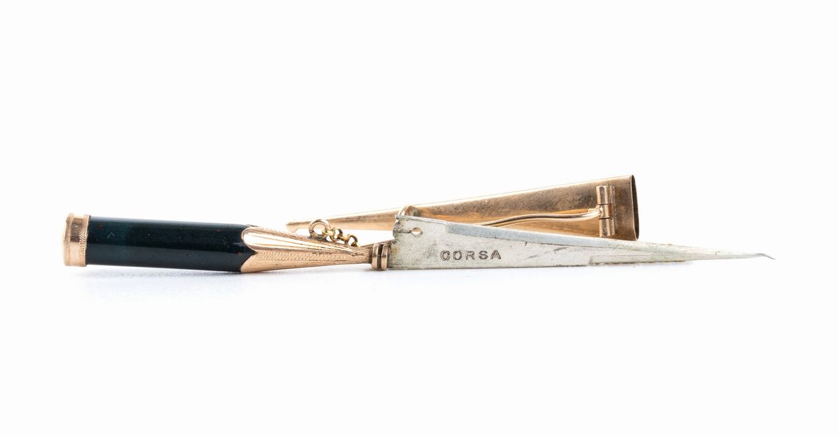 Spilla in Oro e Smalti a Forma di Coltello Storico "vendetta Corsa".