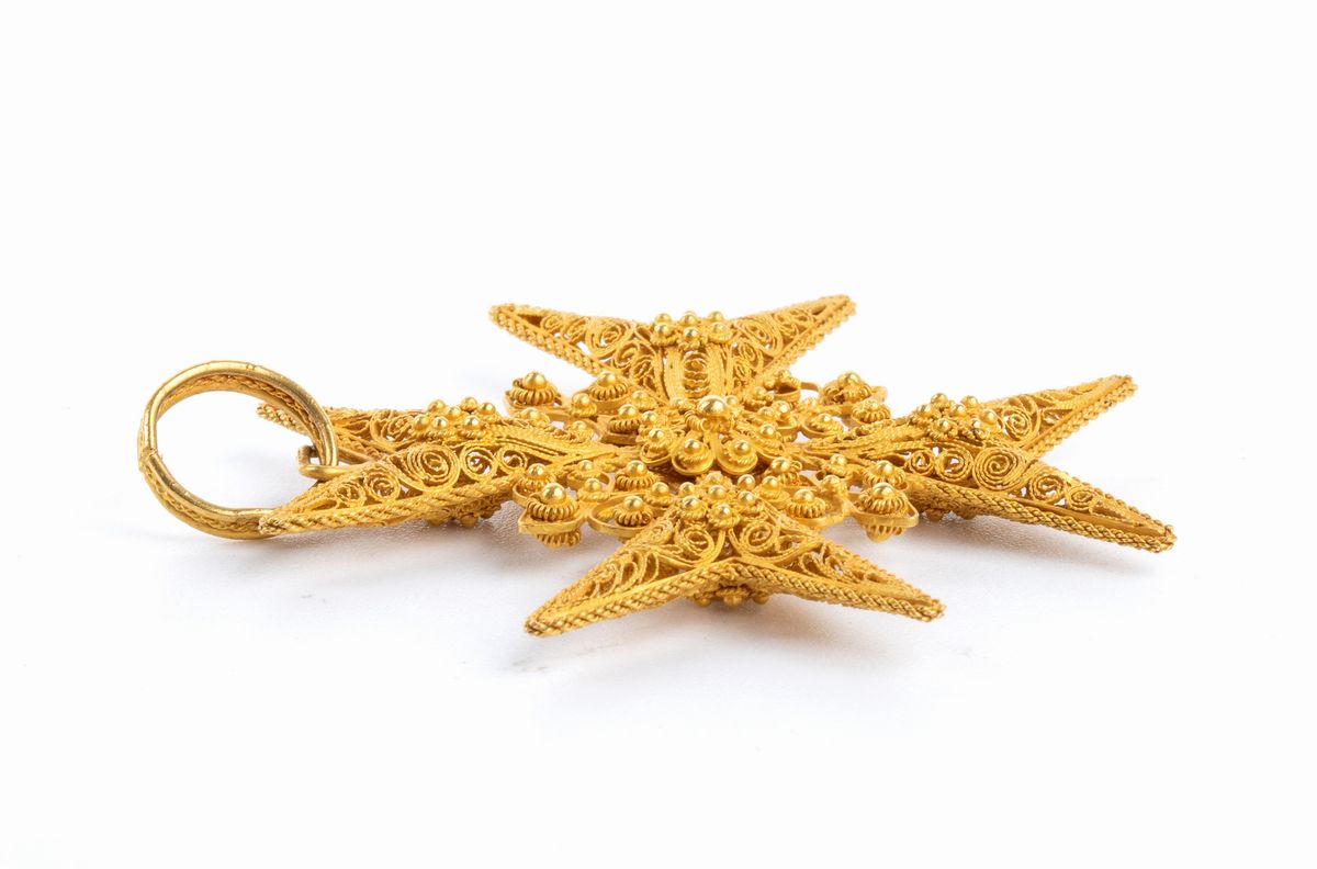 Pendente Croce di Malta, Filigrana e Micro Granulazione in Oro Giallo