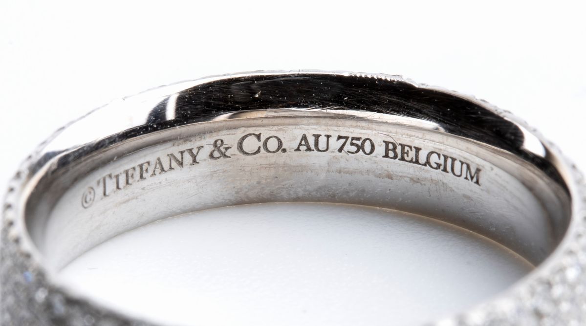 TIFFANY & Co.: anello a fascia con diamanti