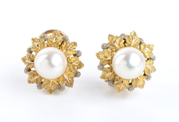 BUCCELLATI: orecchini in tre colori d'oro con perle