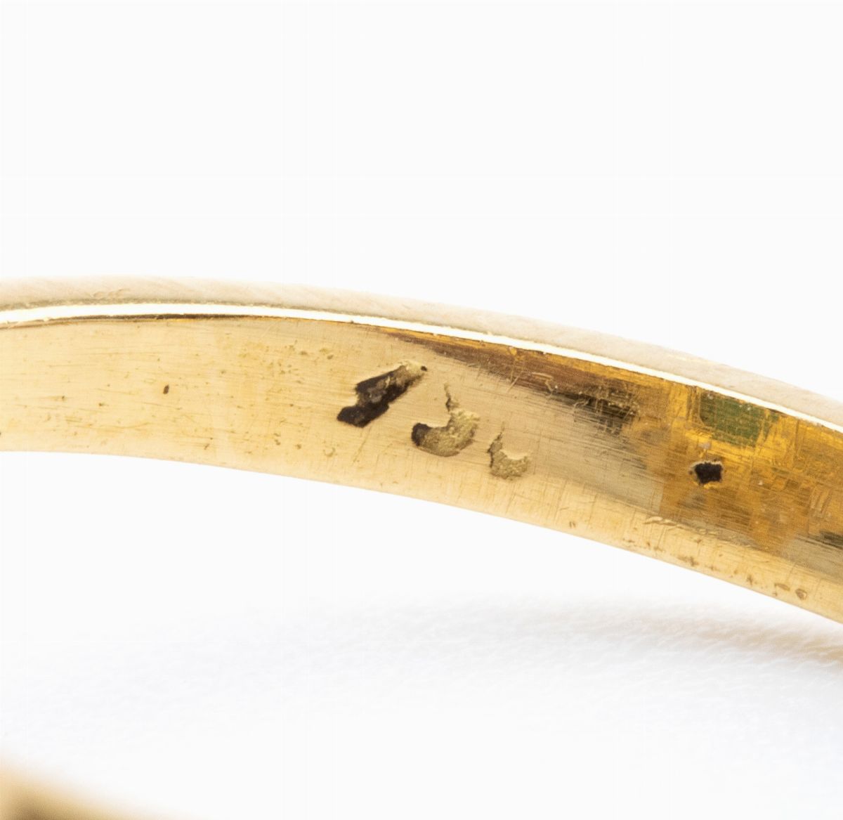 Anello in Oro con Smeraldo e Diamanti