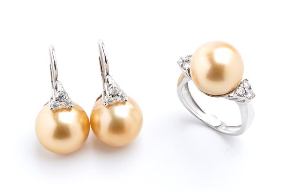 Un anello ed un paio di orecchini in oro con perle golden e diamanti