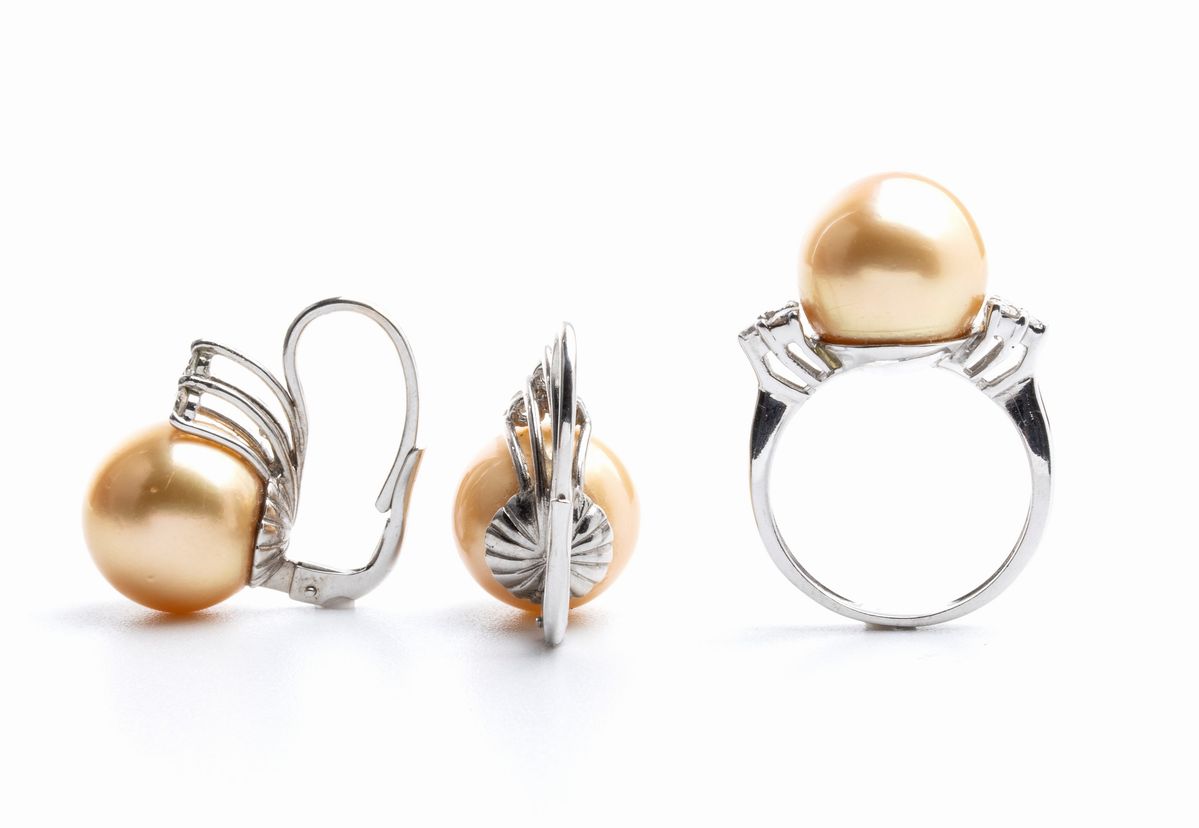 Un anello ed un paio di orecchini in oro con perle golden e diamanti