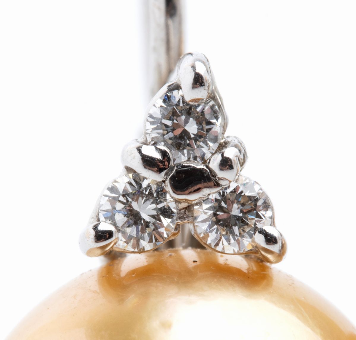 Un anello ed un paio di orecchini in oro con perle golden e diamanti