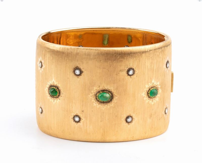 MARIO BUCCELLATI: bracciale a fascia rigida in oro con diamanti e smeraldi