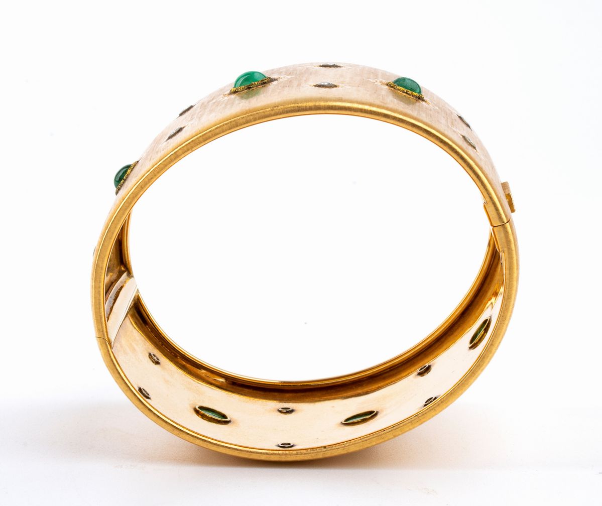 MARIO BUCCELLATI: bracciale a fascia rigida in oro con diamanti e smeraldi