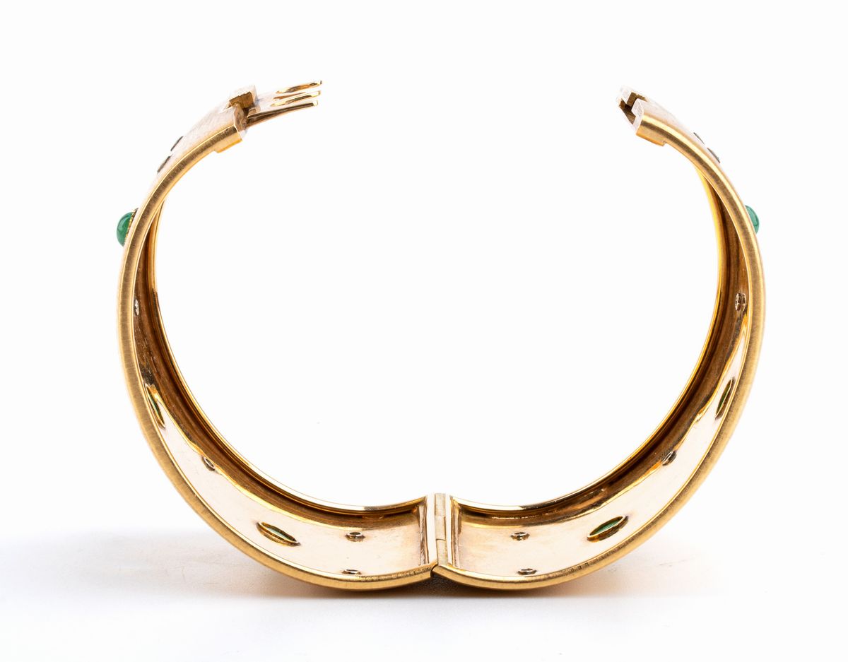MARIO BUCCELLATI: bracciale a fascia rigida in oro con diamanti e smeraldi