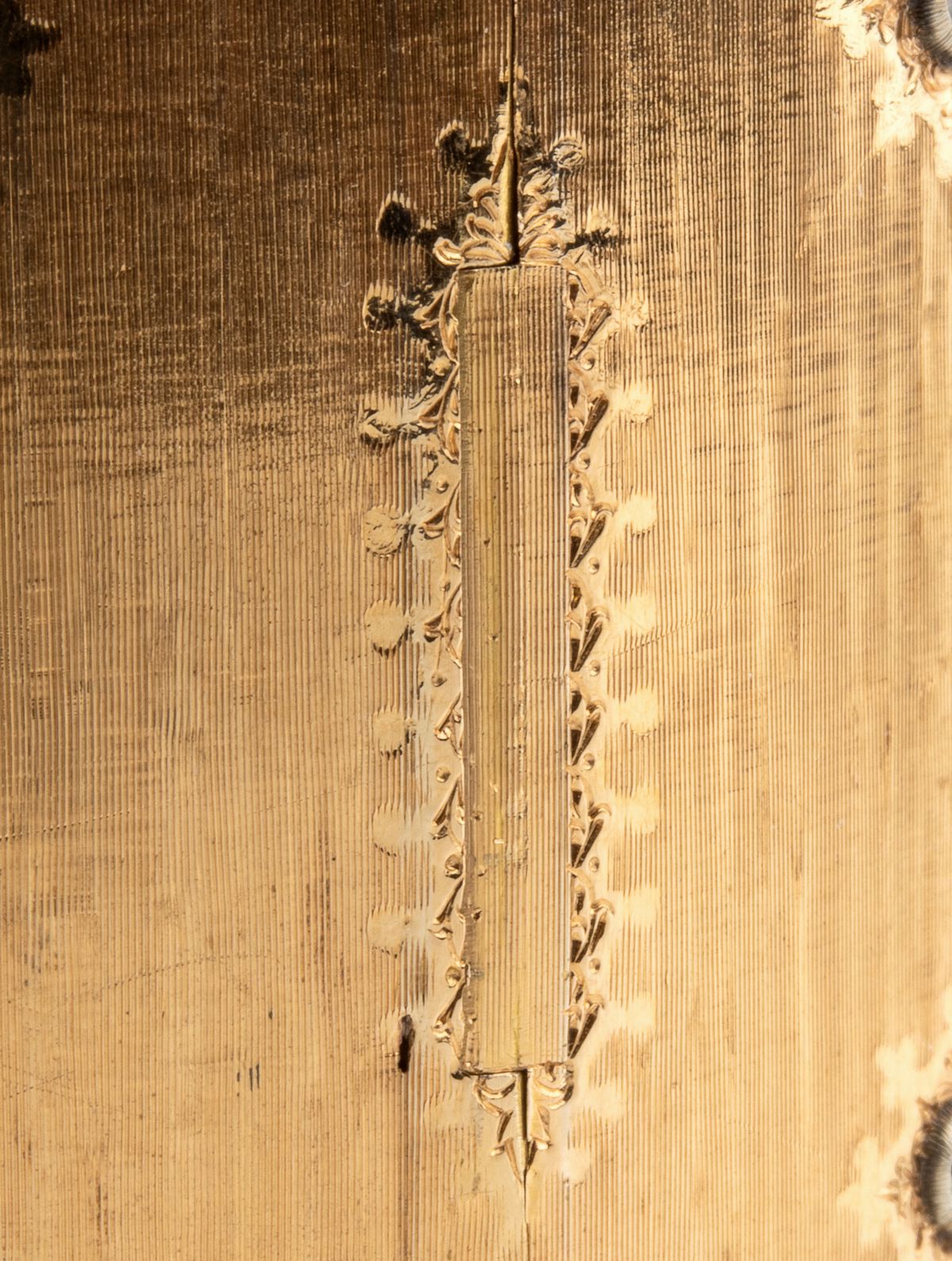 MARIO BUCCELLATI: bracciale a fascia rigida in oro con diamanti e smeraldi