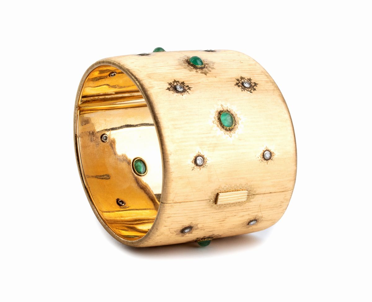 MARIO BUCCELLATI: bracciale a fascia rigida in oro con diamanti e smeraldi