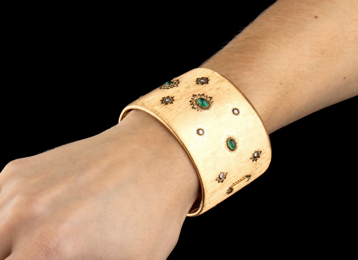 MARIO BUCCELLATI: bracciale a fascia rigida in oro con diamanti e smeraldi