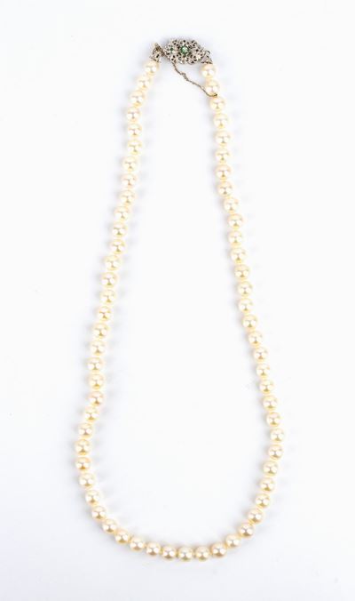 Collana di Perle con Fermezza in Oro e Smeraldi