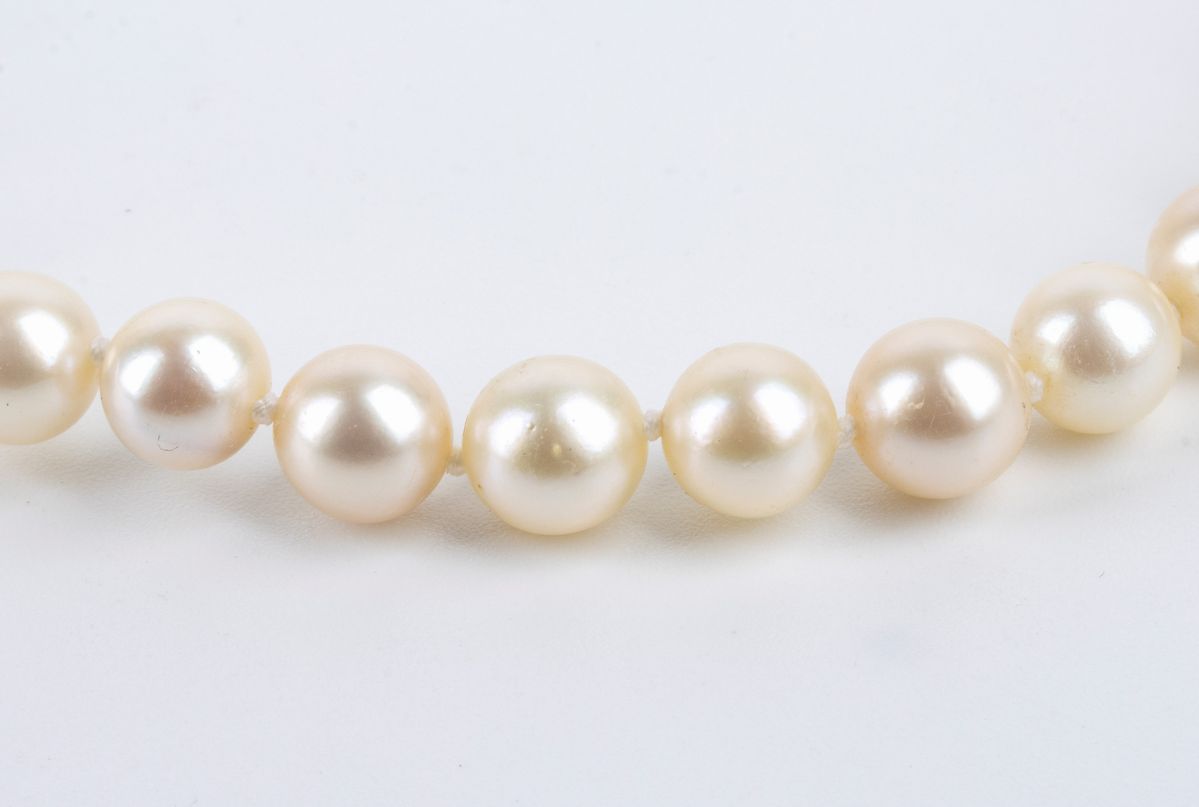 Collana di Perle con Fermezza in Oro e Smeraldi