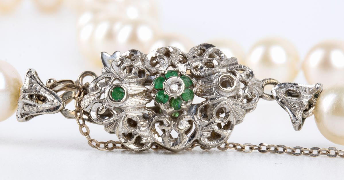 Collana di Perle con Fermezza in Oro e Smeraldi