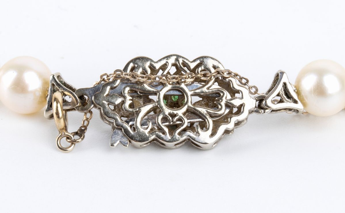 Collana di Perle con Fermezza in Oro e Smeraldi
