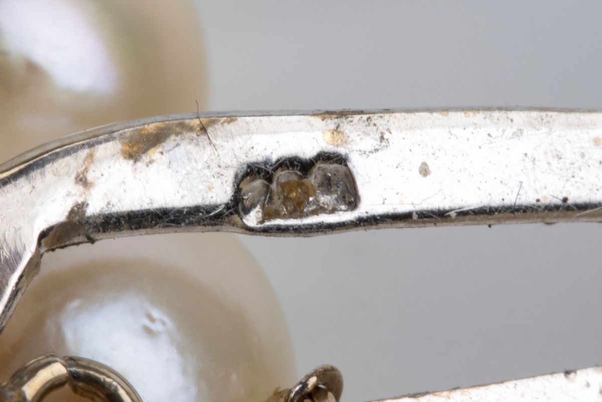 Collana di Perle con Fermezza in Oro e Smeraldi